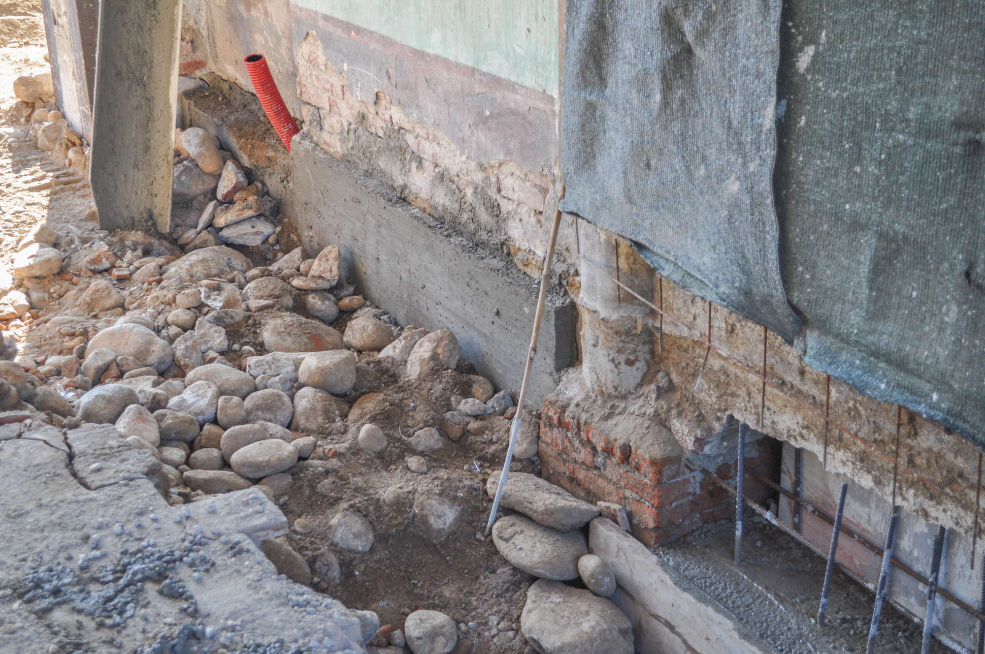 Underpinning for strengthening the foundation of an existing building